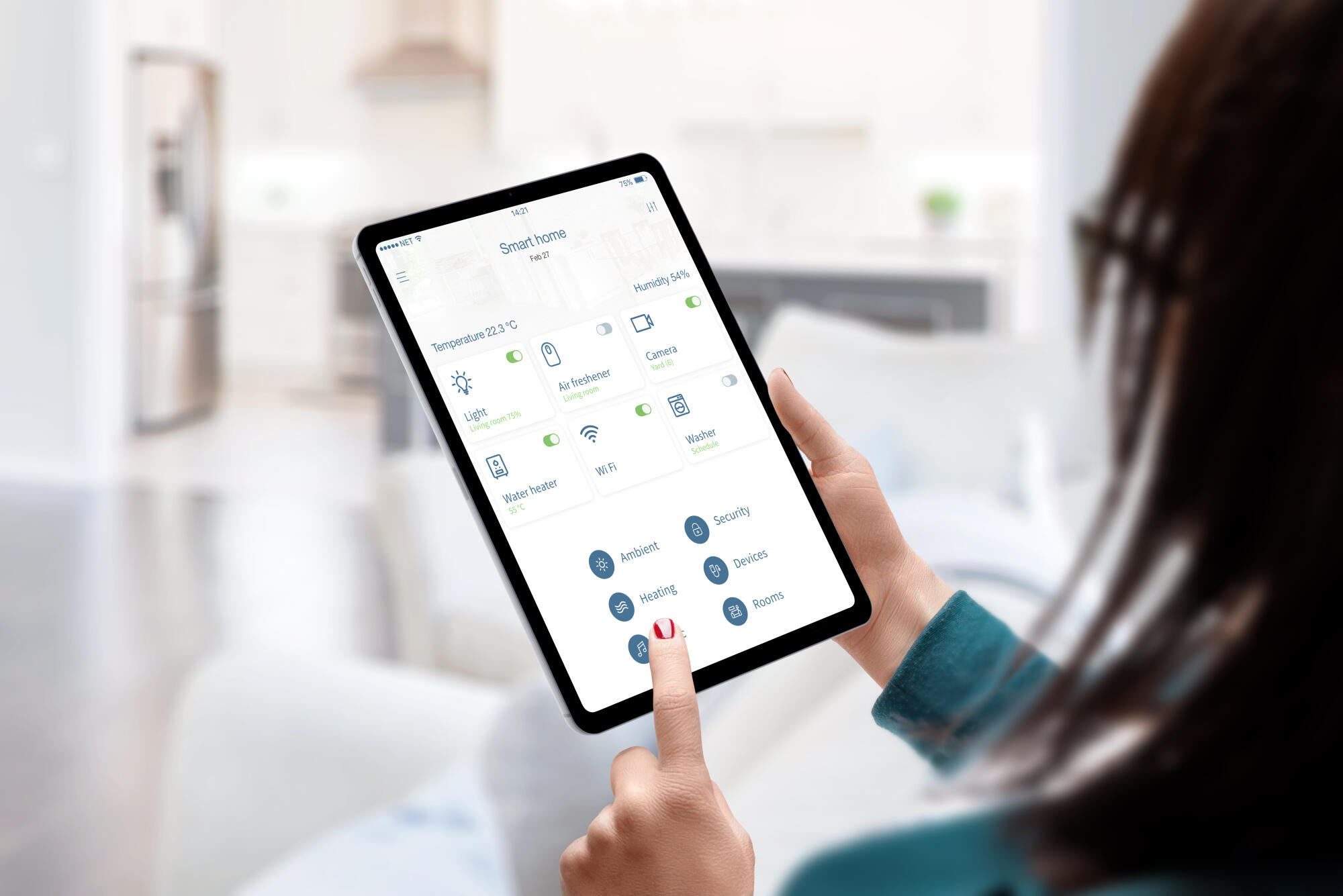Woman-use-smart-home-automatiz